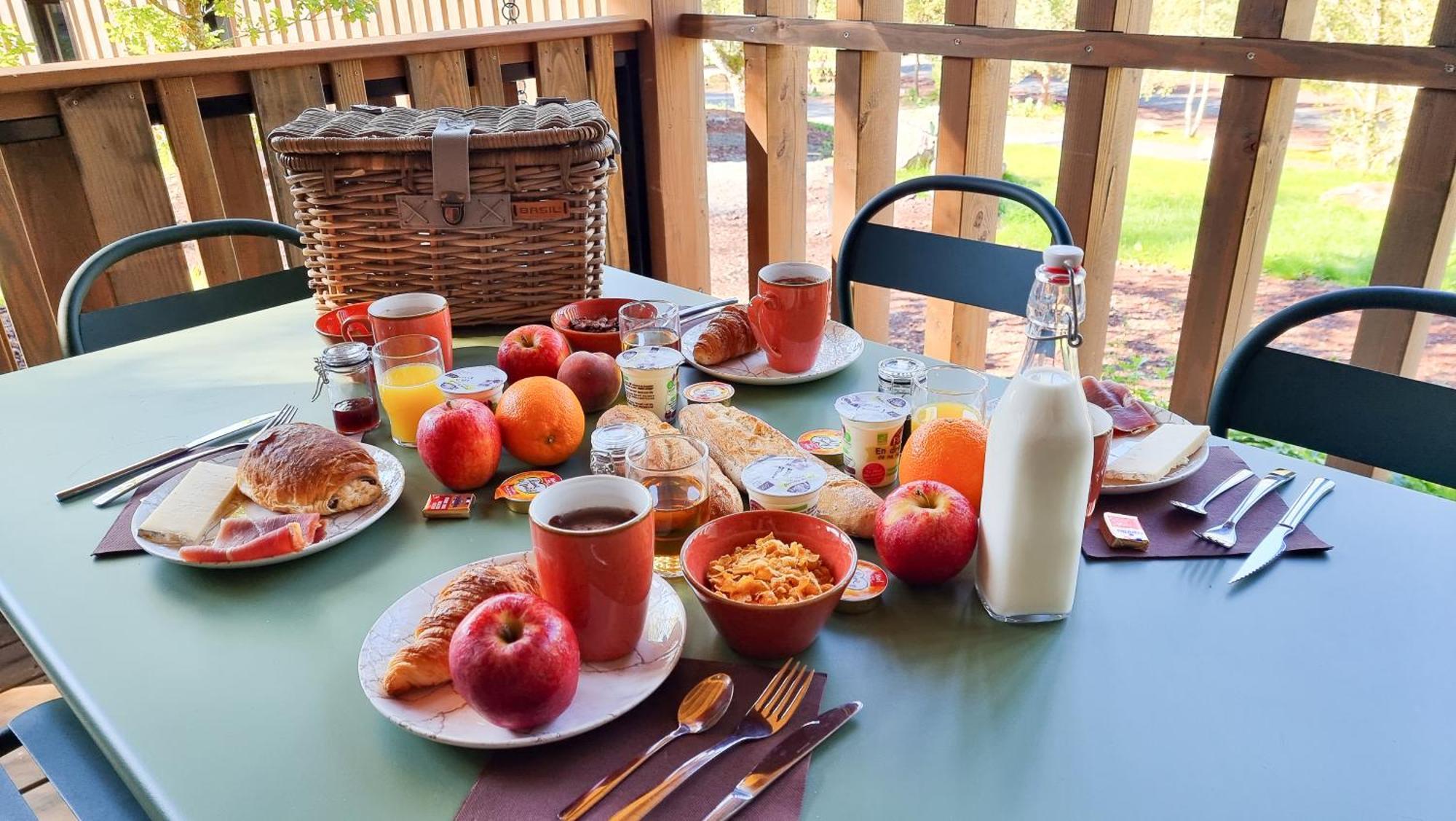 Hotel - Lodges De Lemptegy Saint-Ours  Bagian luar foto